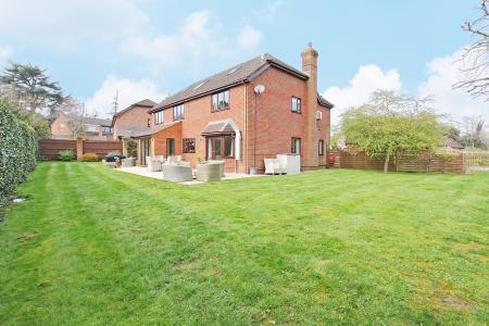 6 bedroom Detached house for sale in Blue Hayes Close, Andover, Andover, SP10