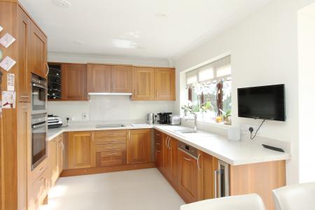 6 bedroom Detached house for sale in Blue Hayes Close, Andover, Andover, SP10