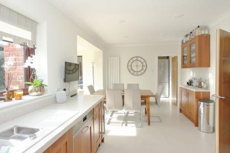 6 bedroom Detached house for sale in Blue Hayes Close, Andover, Andover, SP10