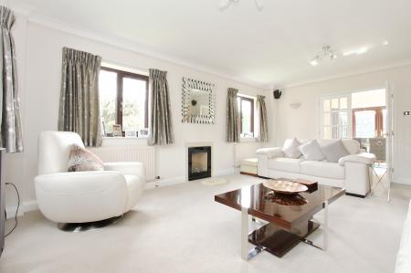 6 bedroom Detached house for sale in Blue Hayes Close, Andover, Andover, SP10