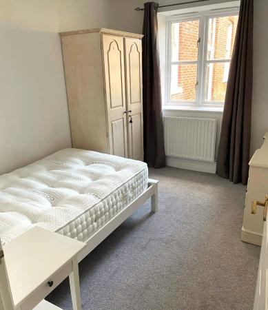 2 bedroom Flat to let in The Cloisters, Junction Road, Andover