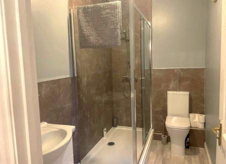 2 bedroom Flat to let in The Cloisters, Junction Road, Andover