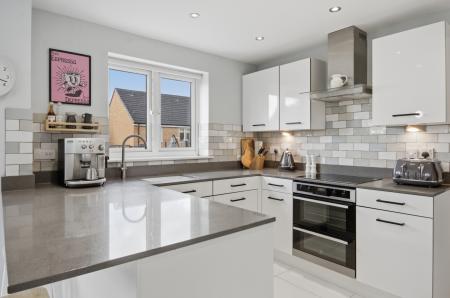 4 bedroom Detached house to let in Halter Way, Andover