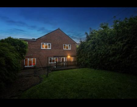 6 bedroom Detached house to let in Potters Way, Laverstock