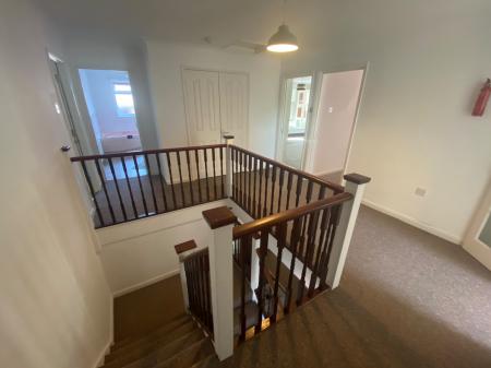 6 bedroom Detached house to let in Potters Way, Laverstock