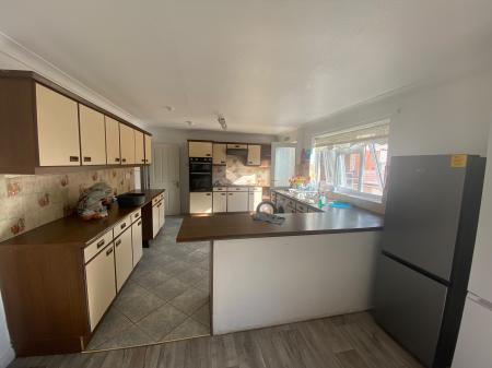 6 bedroom Detached house to let in Potters Way, Laverstock