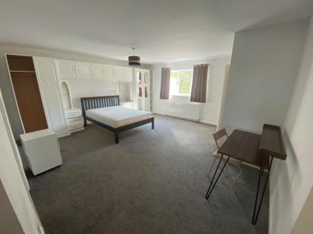 6 bedroom Detached house to let in Potters Way, Laverstock