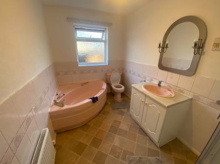 6 bedroom Detached house to let in Potters Way, Laverstock