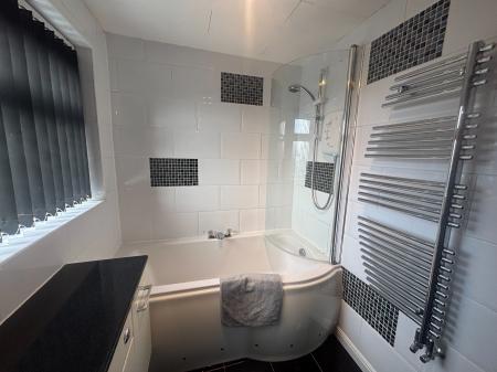 3 bedroom Detached house to let in Rufford Close, Ashton-Under-Lyne, OL6