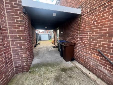 3 bedroom Detached house to let in Rufford Close, Ashton-Under-Lyne, OL6