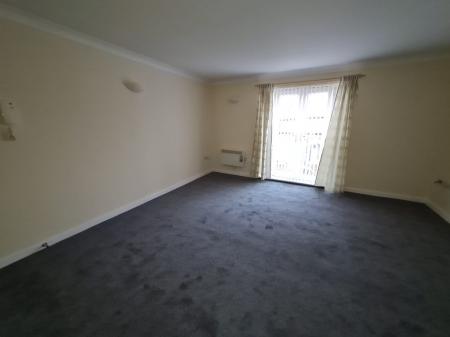 2 bedroom Flat for sale in Mossley Road, Ashton-Under-Lyne, OL6