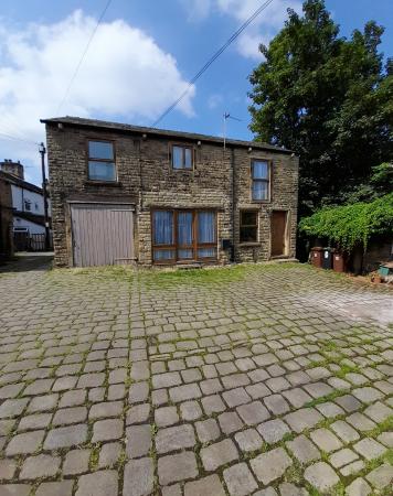 3 bedroom Detached house to let in High Street West, Glossop, SK13
