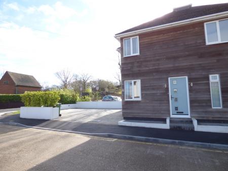 4 bedroom Semi-detached house for sale in Abbotts Close, Brentwood, CM15