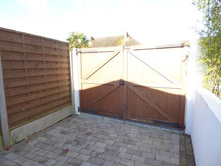 4 bedroom Semi-detached house for sale in Abbotts Close, Brentwood, CM15