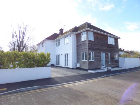 4 bedroom Semi-detached house to let in Abbots Close, Brentwood, CM15