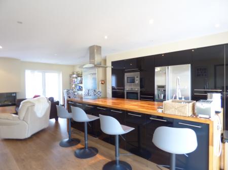 4 bedroom Semi-detached house to let in Abbots Close, Brentwood, CM15