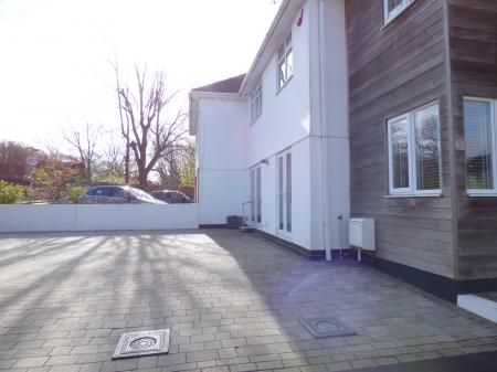 4 bedroom Semi-detached house to let in Abbots Close, Brentwood, CM15