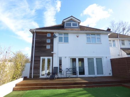 4 bedroom Semi-detached house to let in Abbots Close, Brentwood, CM15