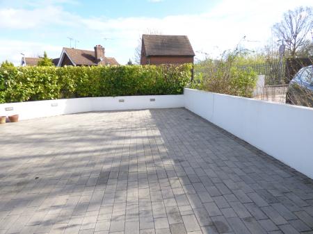 4 bedroom Semi-detached house to let in Abbots Close, Brentwood, CM15