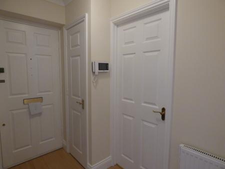 2 bedroom Flat to let in Junction Road, Brentwood, CM14