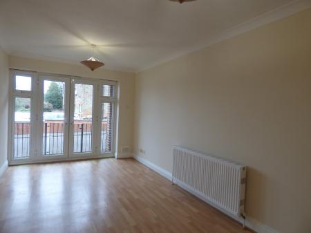 2 bedroom Flat to let in Junction Road, Brentwood, CM14