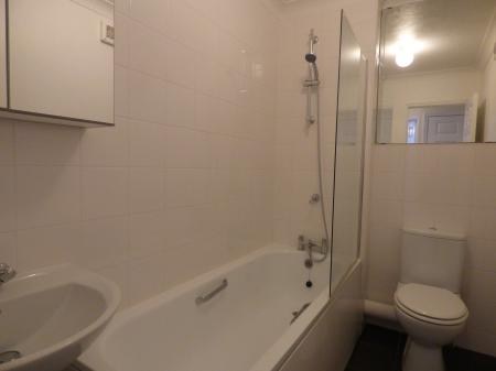 2 bedroom Flat to let in Junction Road, Brentwood, CM14