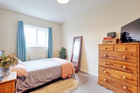 2 bedroom Flat for sale in Beeston Courts, Laindon, Basildon, SS15