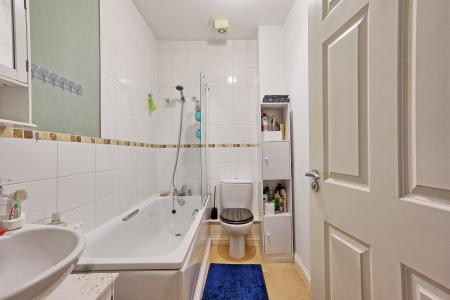 2 bedroom Flat for sale in Beeston Courts, Laindon, Basildon, SS15