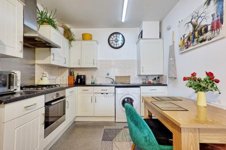 2 bedroom Flat for sale in Beeston Courts, Laindon, Basildon, SS15