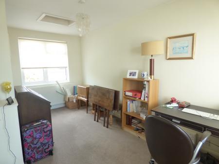 4 bedroom Semi-detached house to let in Western Road, Leigh-on-Sea, SS9