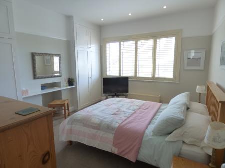 4 bedroom Semi-detached house to let in Western Road, Leigh-on-Sea, SS9