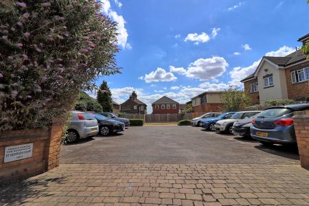 1 bedroom Apartment for sale in St Georges Court, Romford, RM1