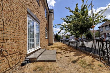 1 bedroom Apartment for sale in St Georges Court, Romford, RM1