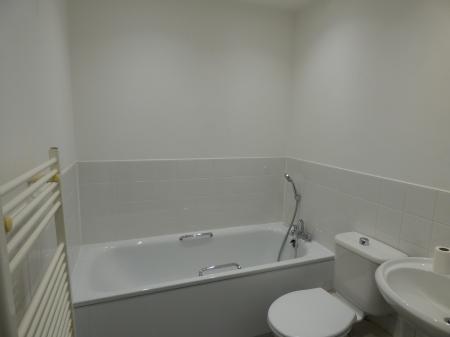 2 bedroom Flat to let in Southend Road, Stanford-le-Hope, SS17