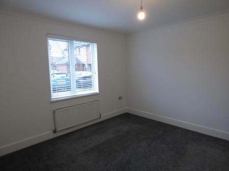 2 bedroom Flat to let in Southend Road, Stanford-le-Hope, SS17
