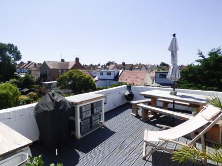 2 bedroom Flat to let in Westcliff Park Drive, Westcliff-on-Sea, SS0