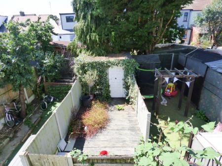 2 bedroom Flat to let in Westcliff Park Drive, Westcliff-on-Sea, SS0