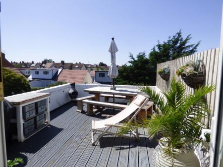 2 bedroom Flat to let in Westcliff Park Drive, Westcliff-on-Sea, SS0