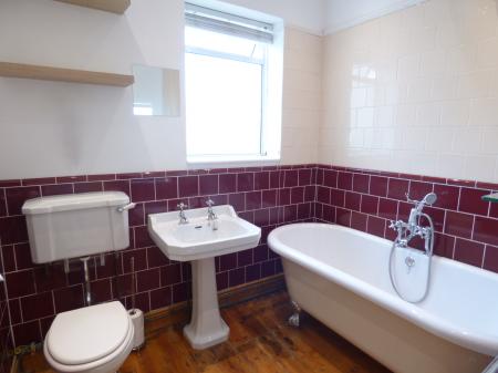 2 bedroom Flat to let in Westcliff Park Drive, Westcliff-on-Sea, SS0