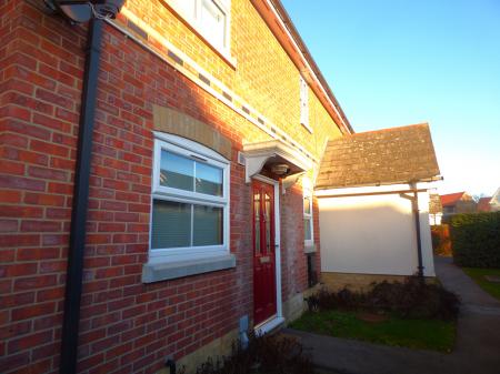 1 bedroom Ground floor maisonette to let in Napier Crescent, Wickford, SS12