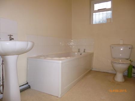3 bedroom Flat to let in Green Lane, Dagenham, RM8