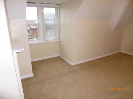 3 bedroom Flat to let in Green Lane, Dagenham, RM8