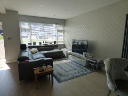 3 bedroom Semi-detached house to let in Wingrave Crescent, Brentwood, CM14