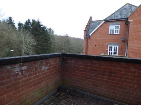 4 bedroom Town house to let in Greensleeves Drive, Brentwood, CM14