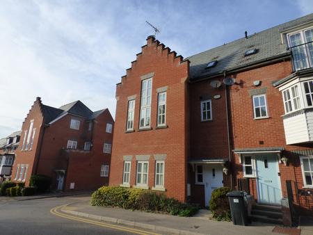 4 bedroom Town house to let in Greensleeves Drive, Brentwood, CM14