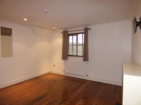 4 bedroom Town house to let in Greensleeves Drive, Brentwood, CM14
