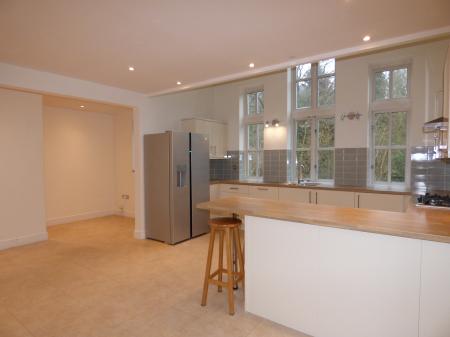 4 bedroom Town house to let in Greensleeves Drive, Brentwood, CM14