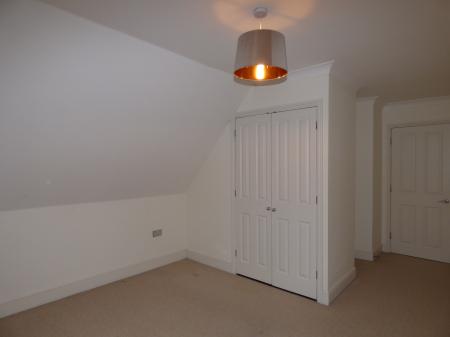 4 bedroom Town house to let in Greensleeves Drive, Brentwood, CM14
