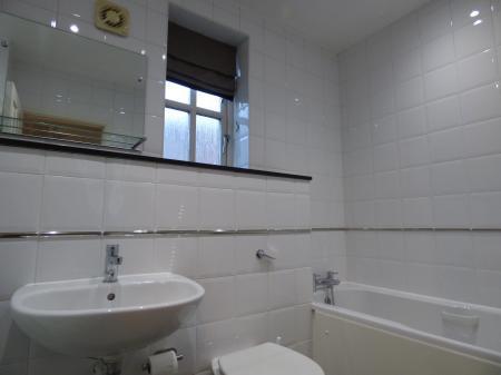 4 bedroom Town house to let in Greensleeves Drive, Brentwood, CM14