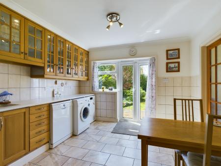 3 bedroom Bungalow for sale in Barn Lane, Oakley, RG23